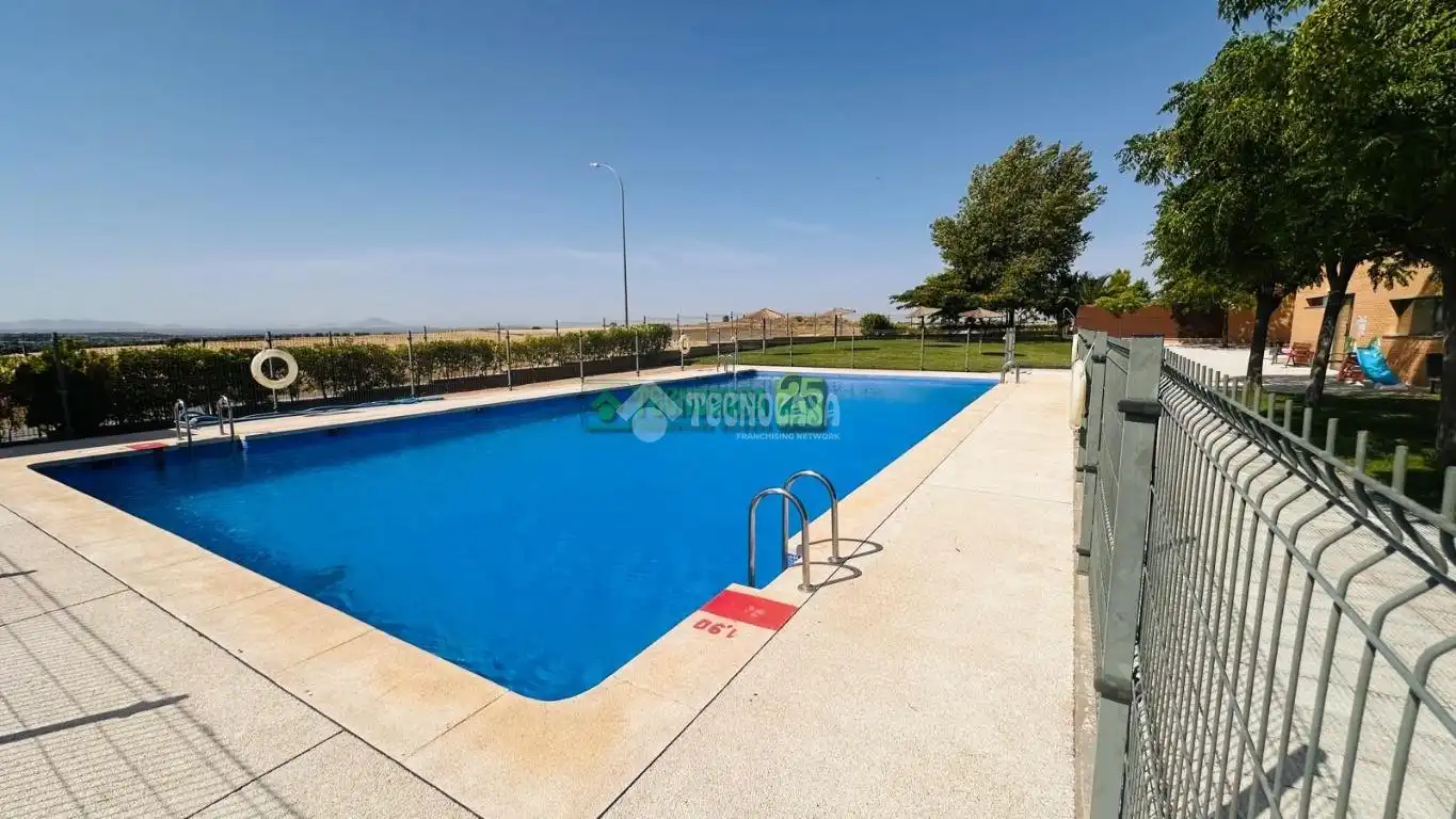 Piscina de Casa adosada en venda en Bargas amb Calefacció i Piscina comunitària