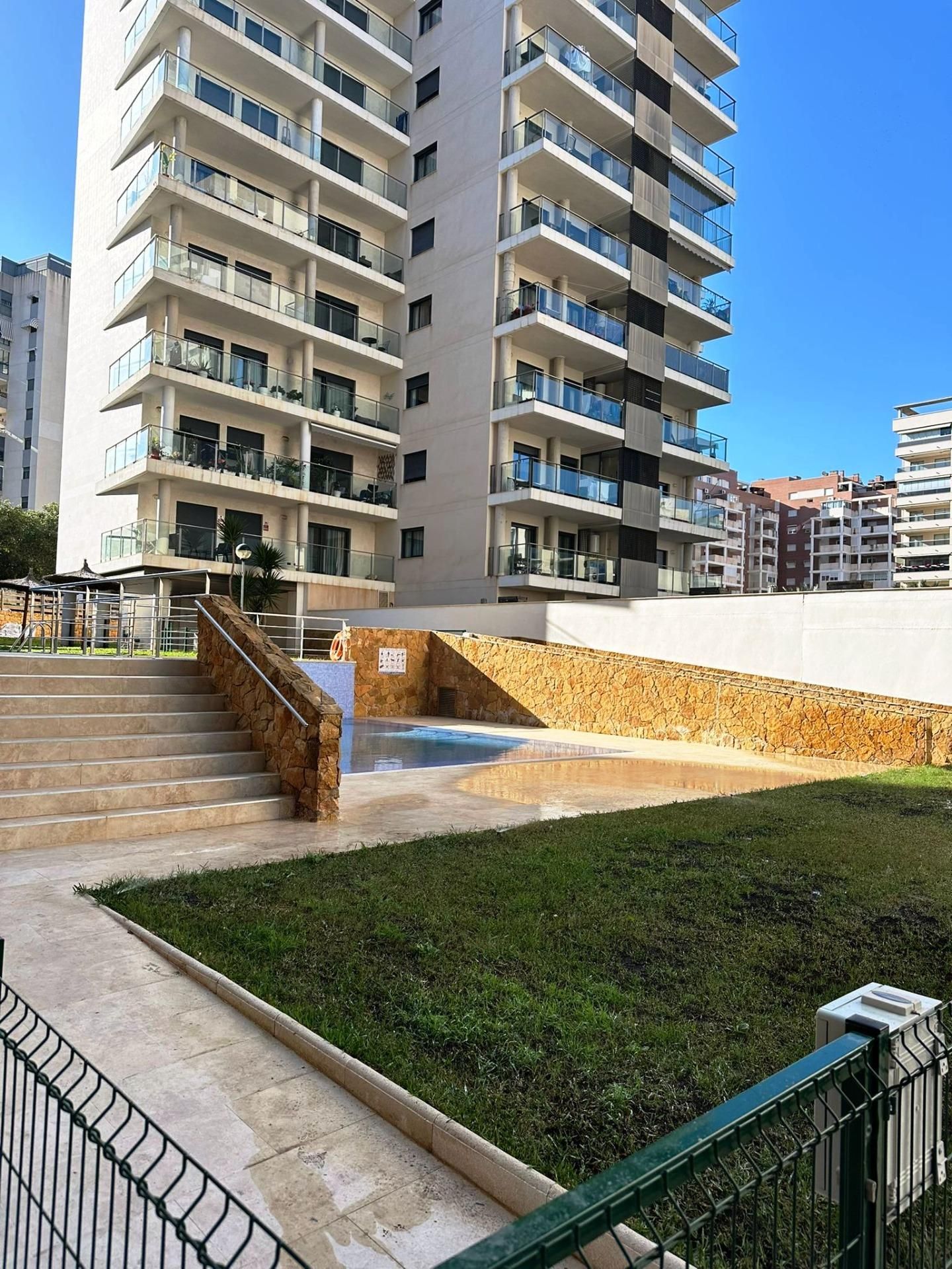 Piscina de Apartament en venda en Villajoyosa / La Vila Joiosa amb Aire condicionat, Calefacció i Jardí privat