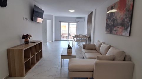 EN VENTAOfrecemos este apartamento, situado a pocos pasos de la playa de Acequion en Torrevieja. La propiedad ha sido completament