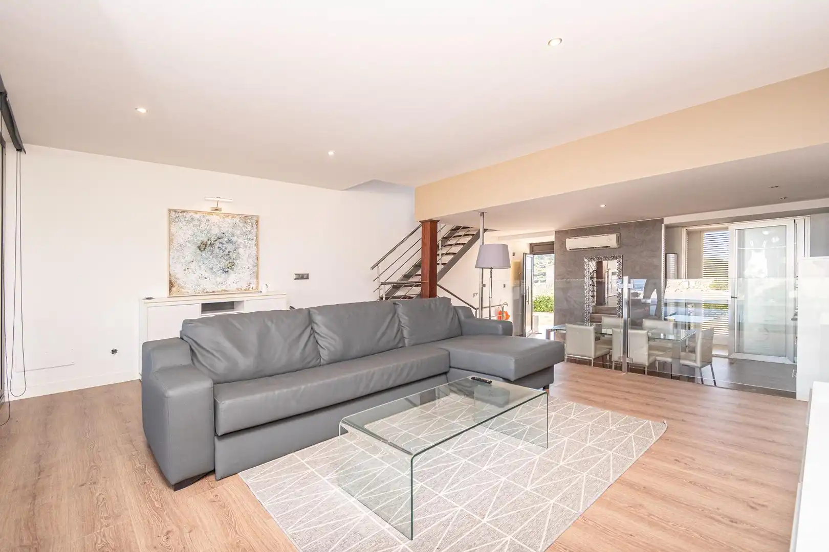 Wohnzimmer von Einfamilien-Reihenhaus zum Verkauf in Capdepera mit Klimaanlage, Privatgarten und Terrasse