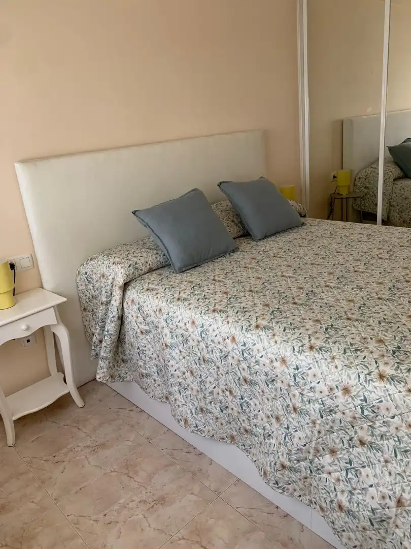 Dormitori de Apartament de lloguer en Sanxenxo amb Aire condicionat, Terrassa i Traster