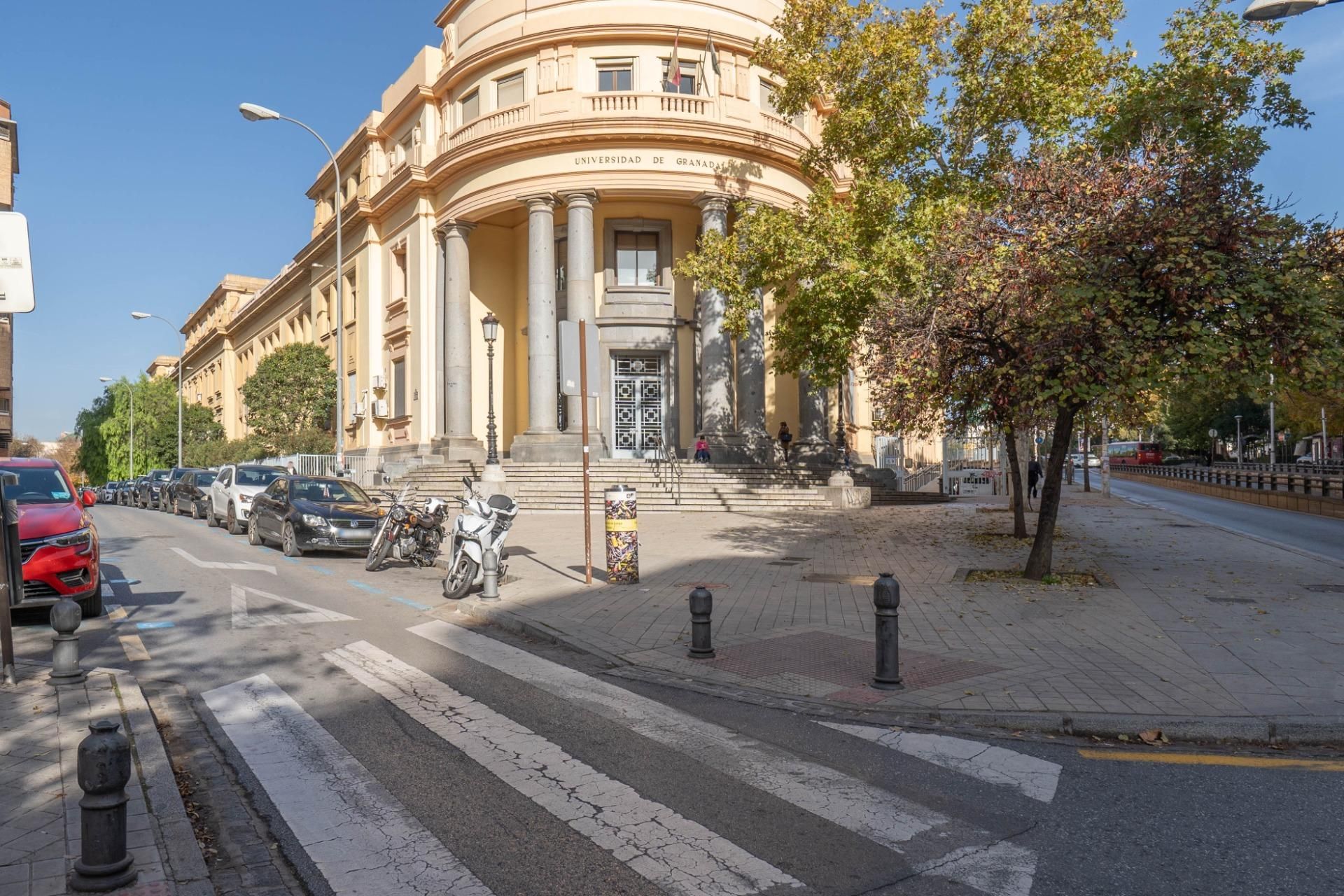 Vista exterior de Estudi en venda en  Granada Capital amb Calefacció i Parquet
