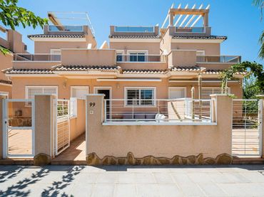 Maison mitoyenne avec balcon à louer à El Mojón