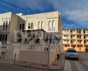 Vista exterior de Casa adosada en venda en Torrevieja amb Jardí privat i Terrassa