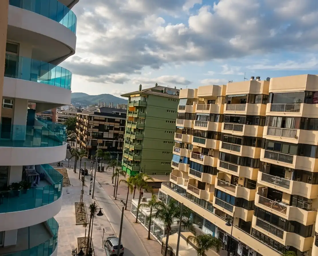 Außenansicht von Wohnungen zum Verkauf in Fuengirola mit Klimaanlage, Heizung und Terrasse