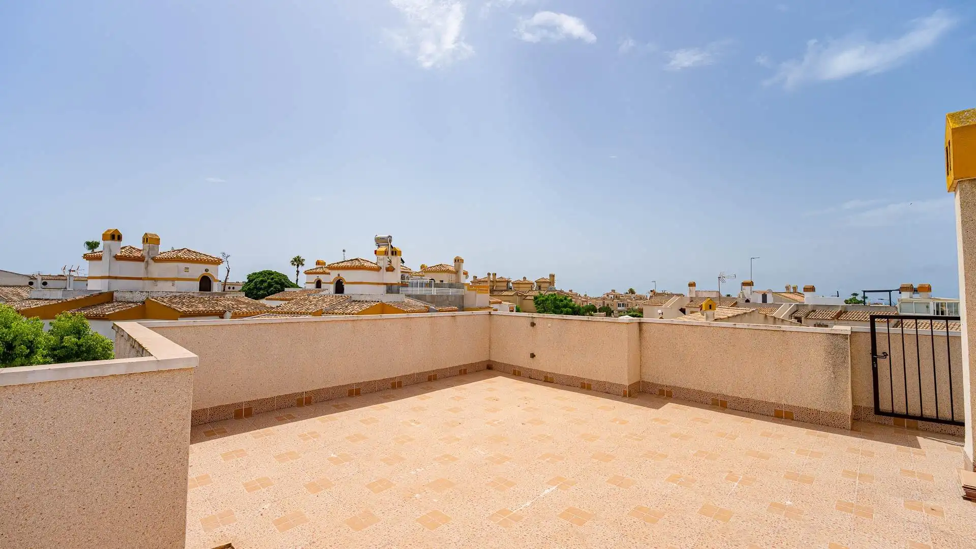 Terrassa de Casa o xalet en venda en Torrevieja amb Moblat, Balcó i Piscina comunitària