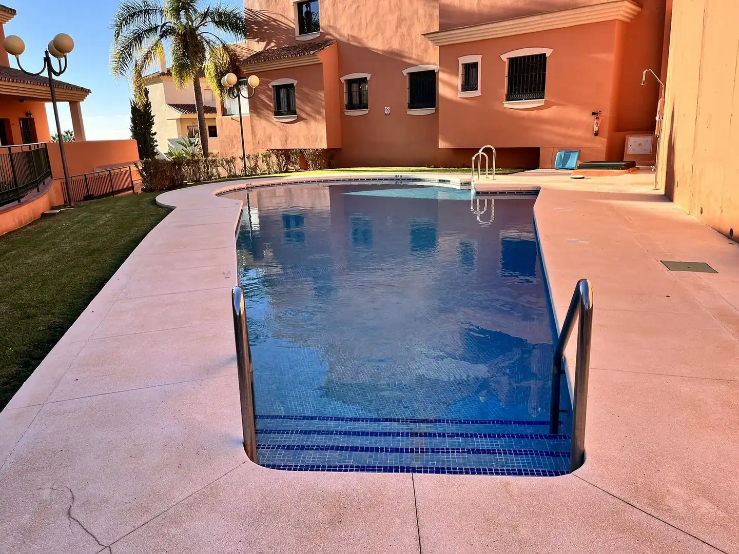 Schwimmbecken von Wohnungen zum Verkauf in Marbella mit Klimaanlage, Heizung und Privatgarten