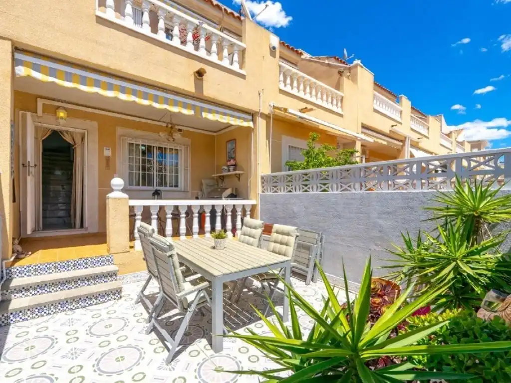 Terrasse von Einfamilien-Reihenhaus zum Verkauf in Torrevieja mit Klimaanlage, Privatgarten und Schwimmbad