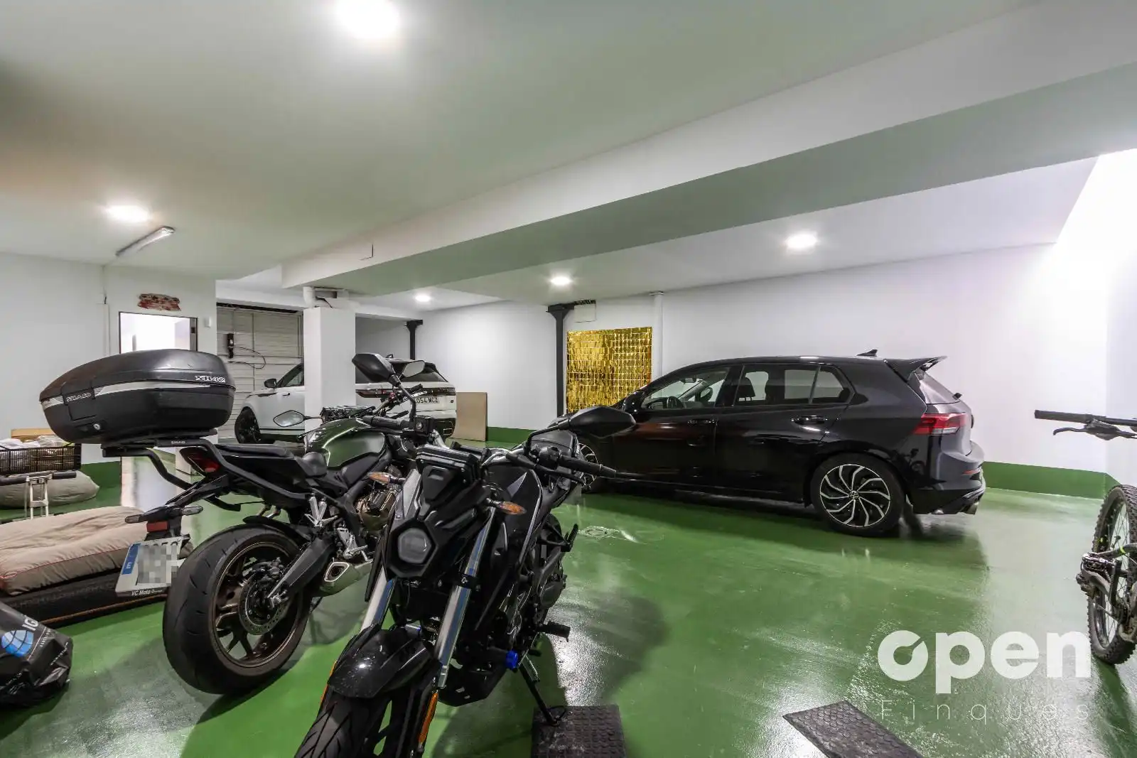 Parkplatz von Einfamilien-Reihenhaus zum Verkauf in Terrassa mit Klimaanlage, Heizung und Terrasse