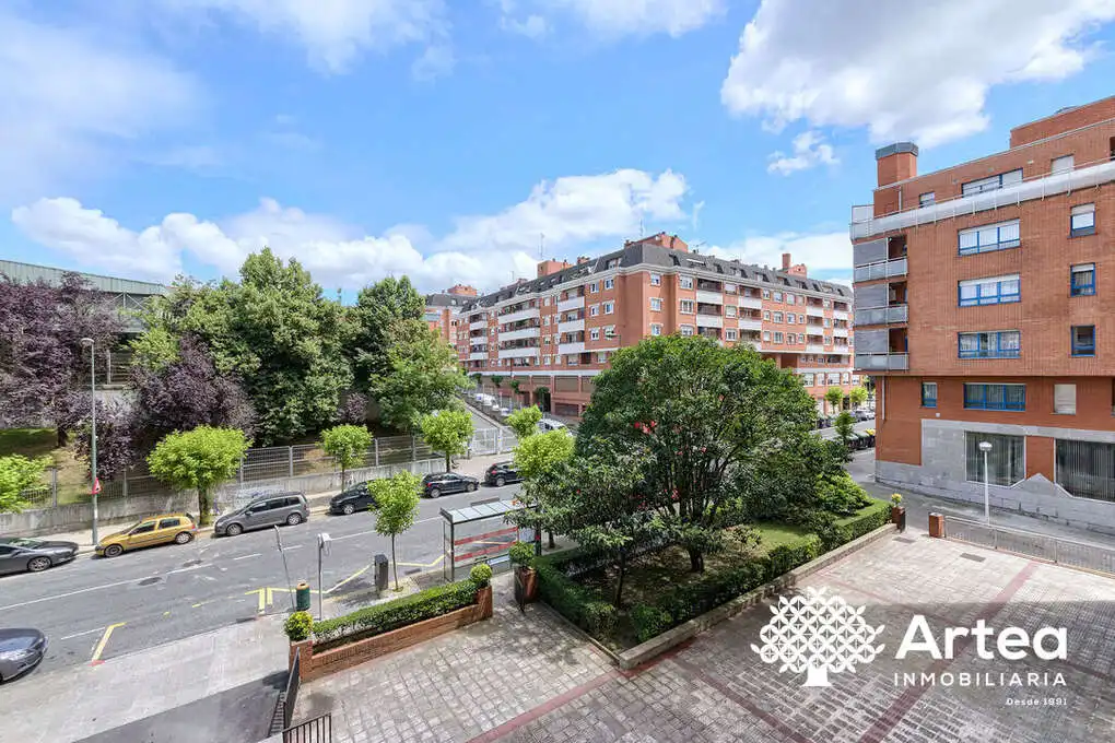 Vista exterior de Pis en venda en Bilbao  amb Calefacció, Jardí privat i Traster