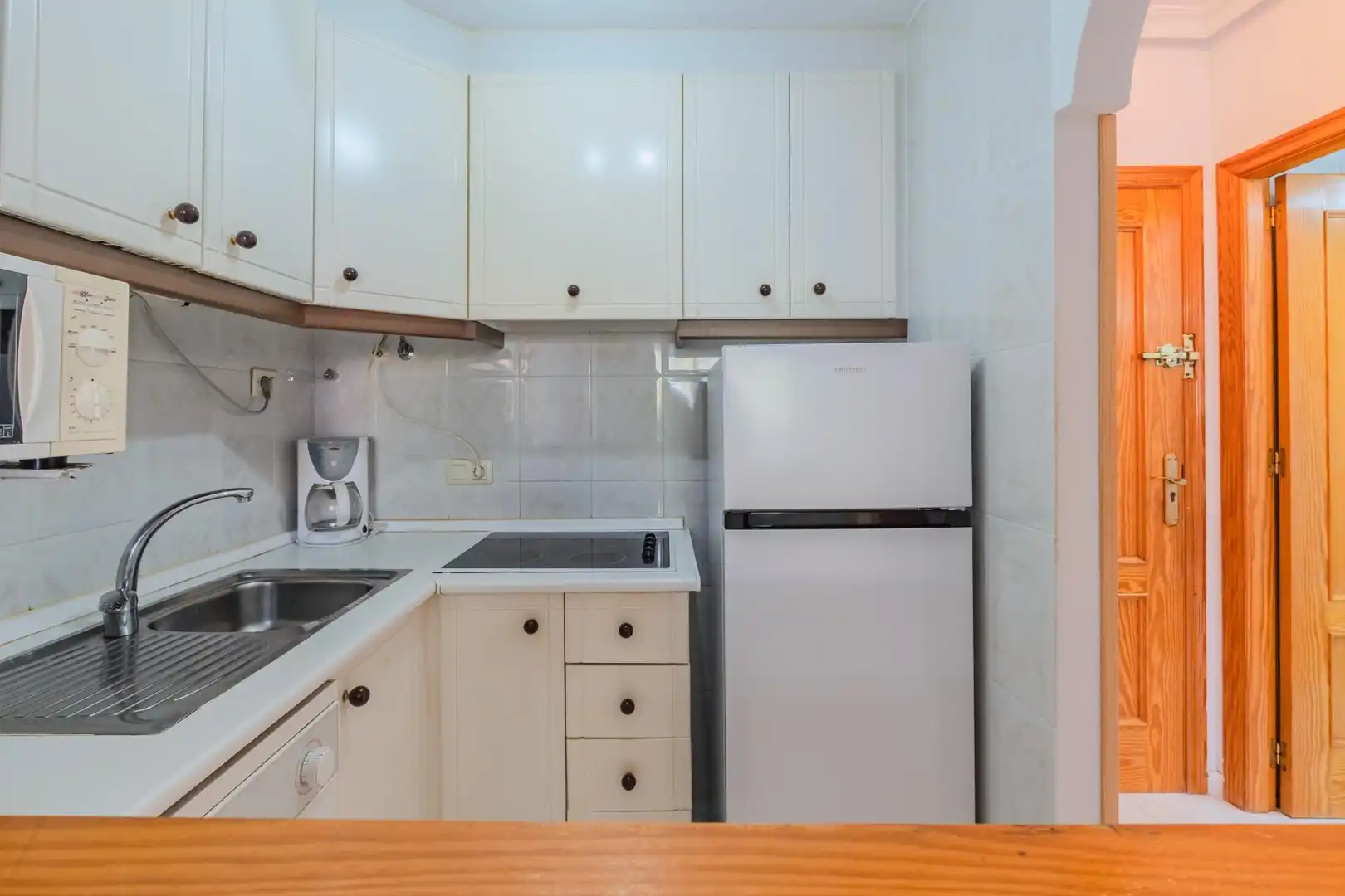 Cuina de Apartament en venda en Torrevieja amb Jardí privat, Terrassa i Moblat