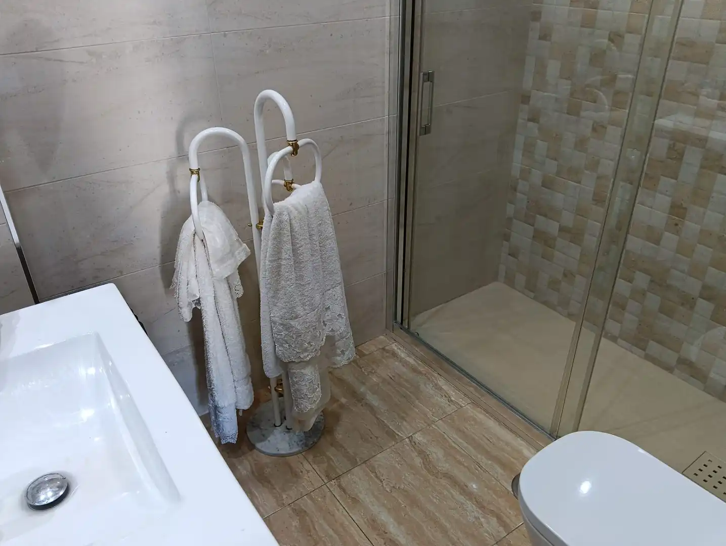 Bathroom of Flat for sale in Sevilla  with Air Conditioner, Terrace and Balcony