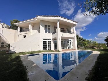 Villa con piscina in vendita a Urbanizacion el Herrojo 33