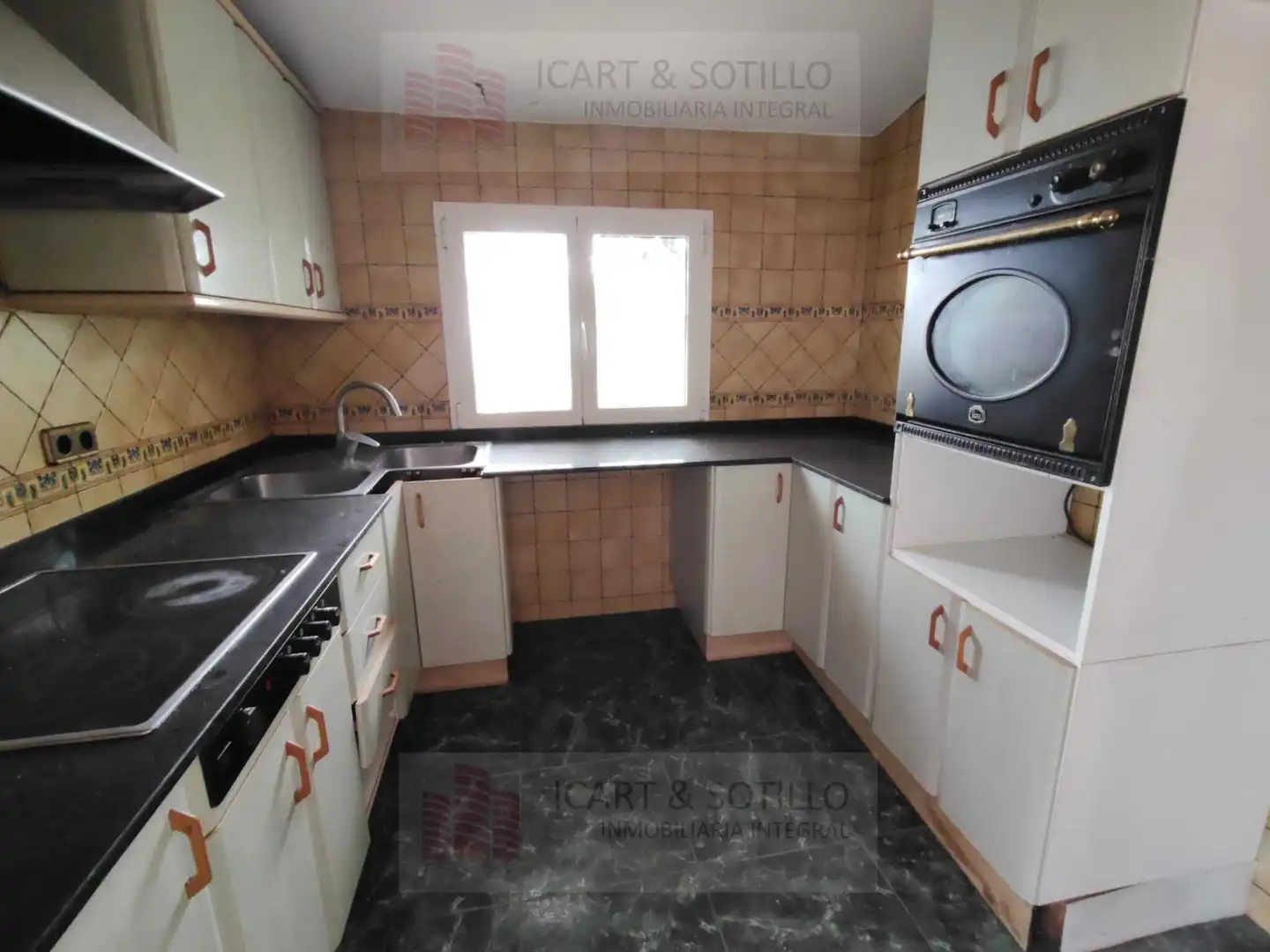 Cuina de Casa o xalet en venda en Vinaròs amb Aire condicionat, Jardí privat i Terrassa