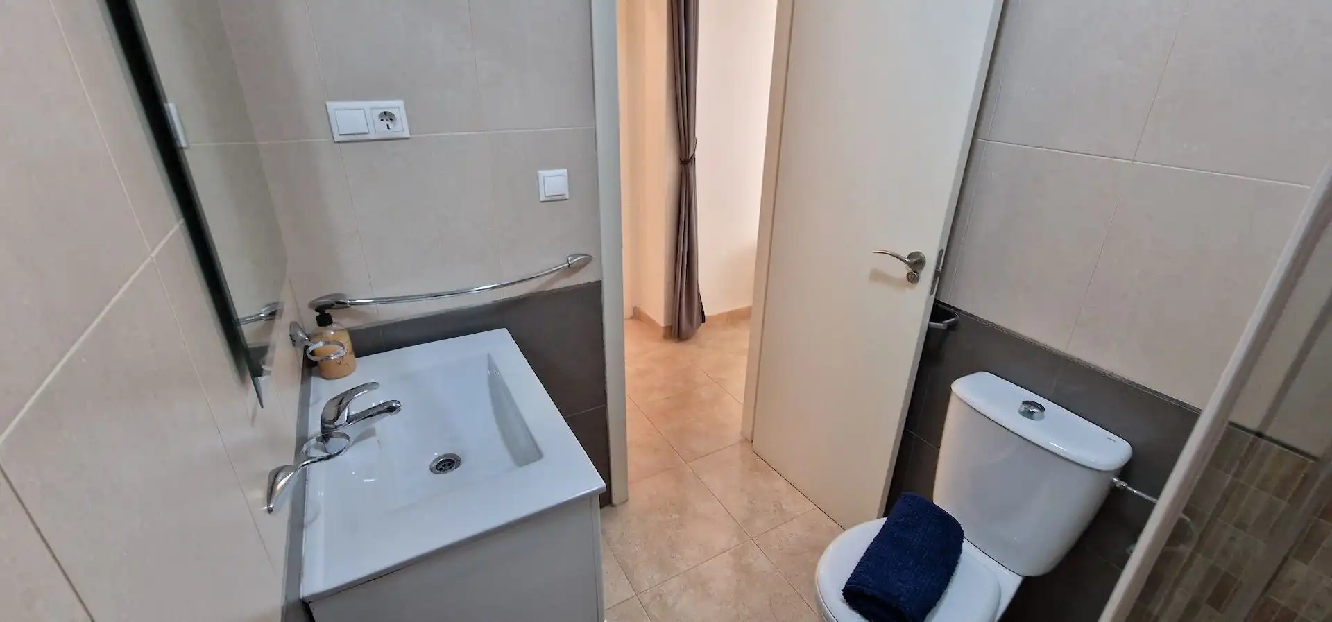 Baño de Apartamento de alquiler en Torrevieja con Balcón y Internet