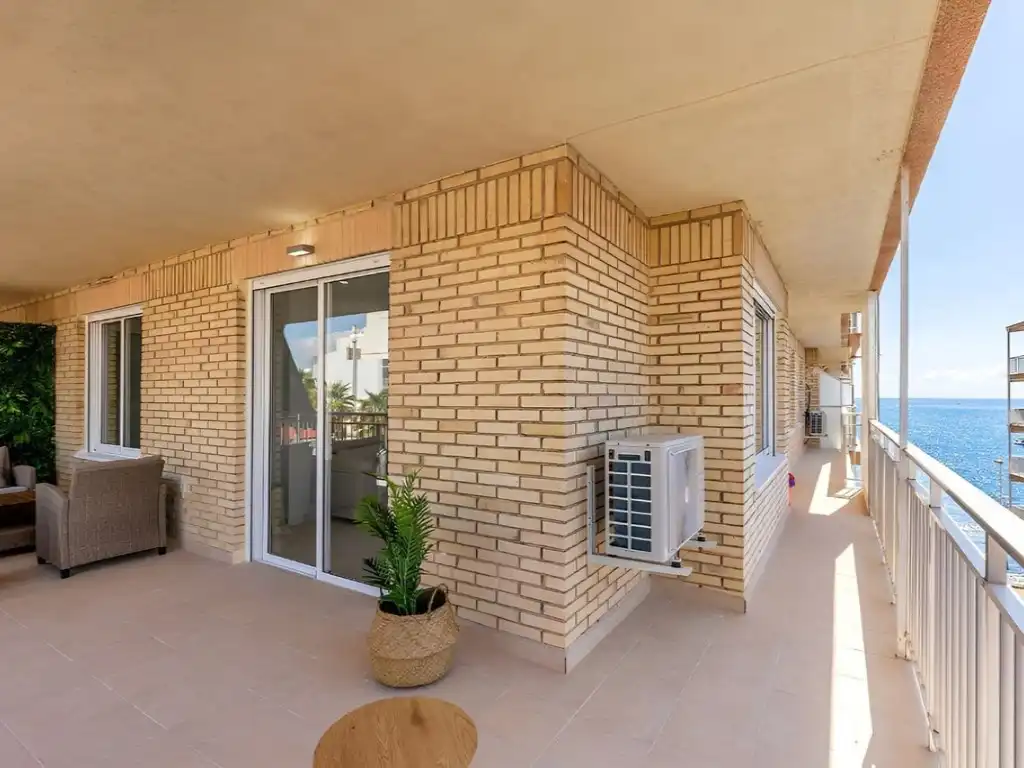 Vista exterior de Apartament en venda en Torrevieja amb Aire condicionat