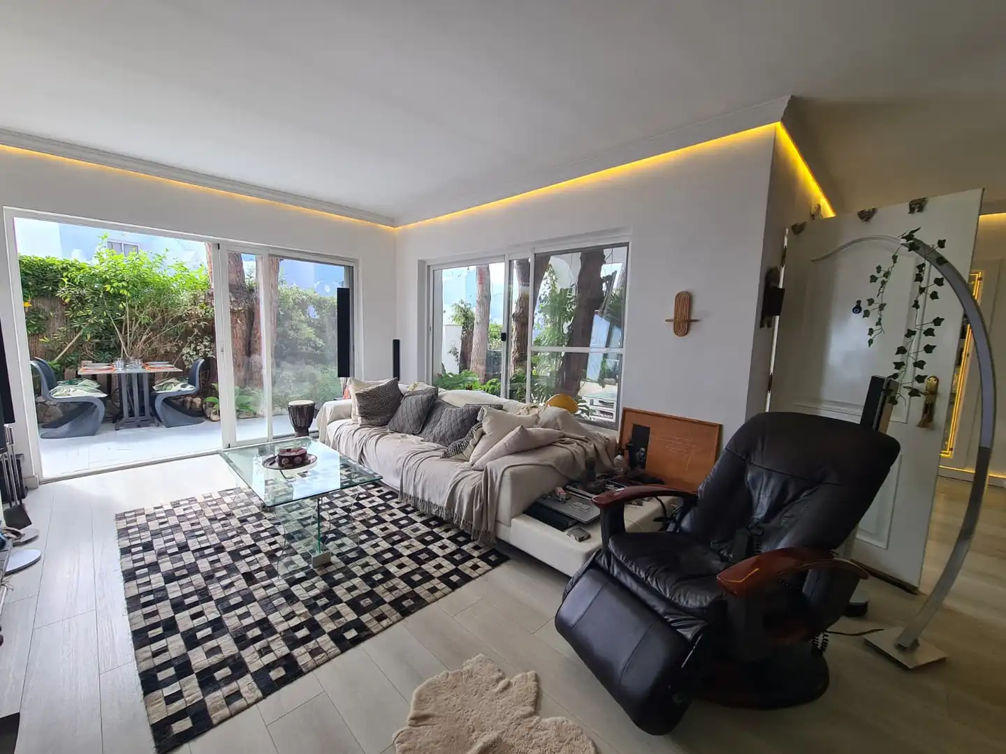 Sala de estar de Casa o chalet en venta en Marbella con Aire acondicionado, Jardín privado y Terraza