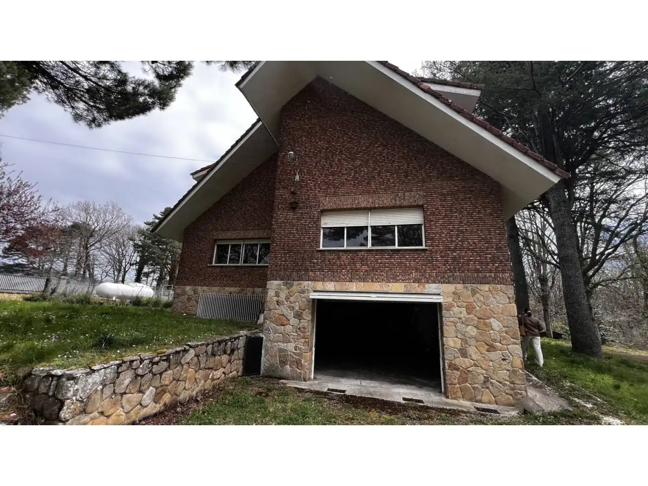 Vista exterior de Casa o xalet en venda en Merindad de Montija amb Calefacció, Jardí privat i Parquet