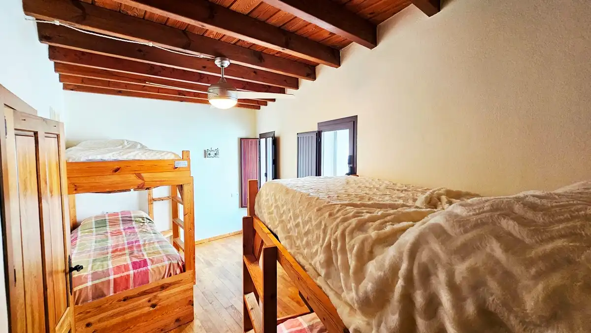 Dormitori de Casa o xalet en venda en Linares de la Sierra amb Traster