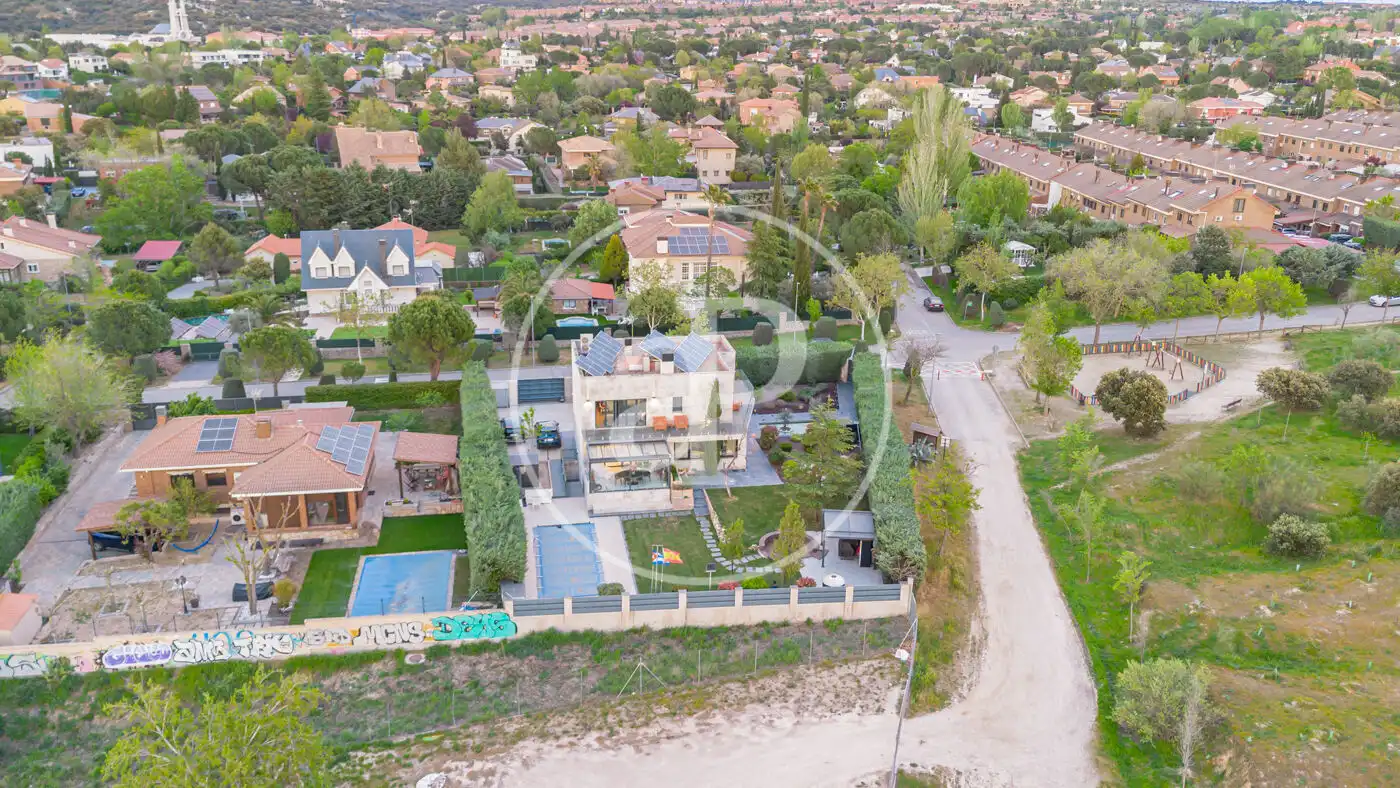 Vista exterior de Casa o xalet en venda en Las Rozas de Madrid amb Aire condicionat, Calefacció i Jardí privat