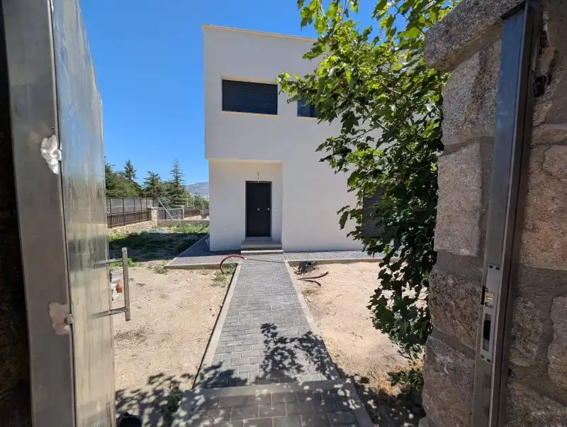 Vista exterior de Casa adosada en venta en El Espinar con Calefacción y Terraza