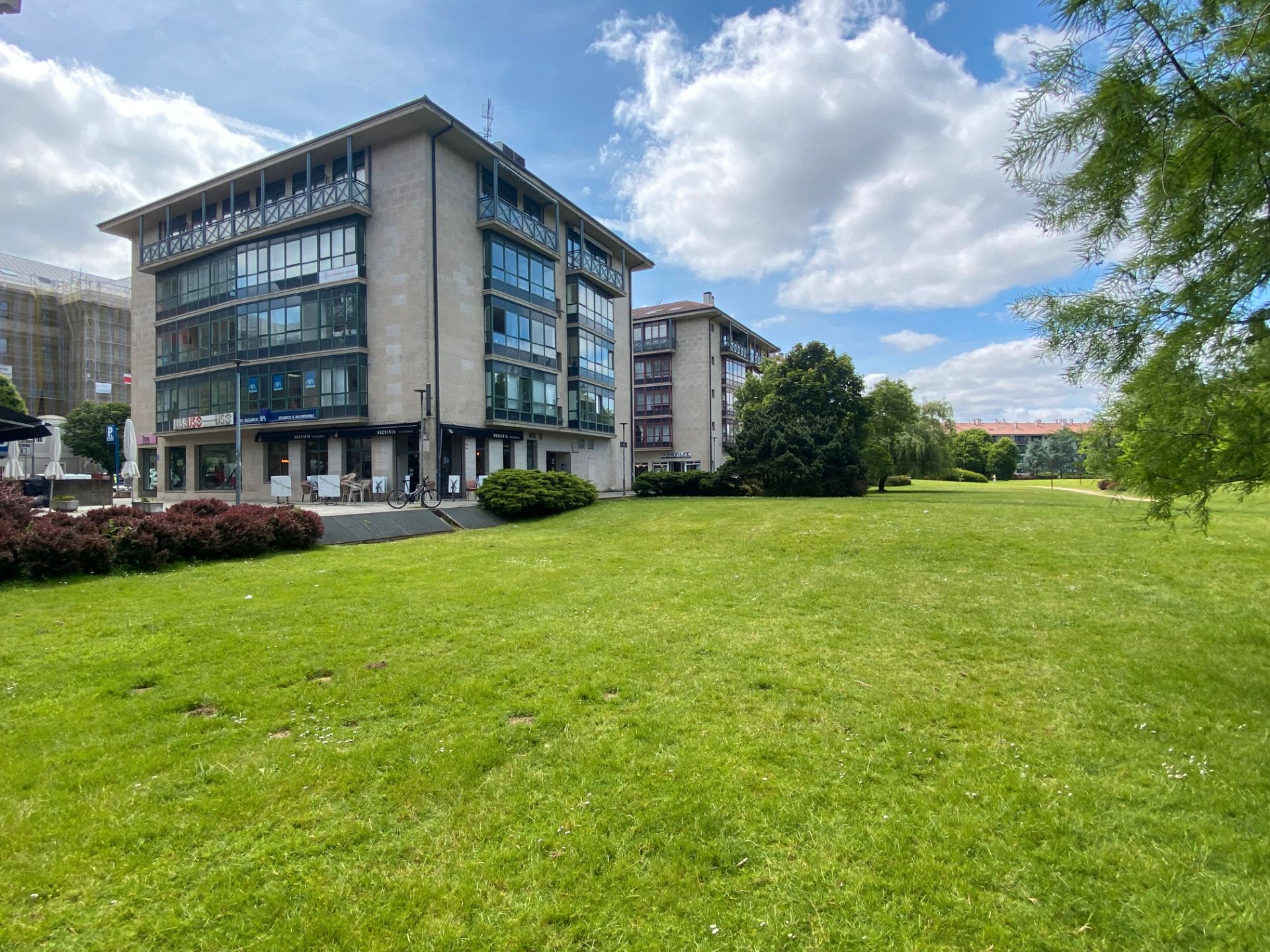 Vista exterior de Oficina en venda en Santiago de Compostela  amb Calefacció, Moblat i Balcó