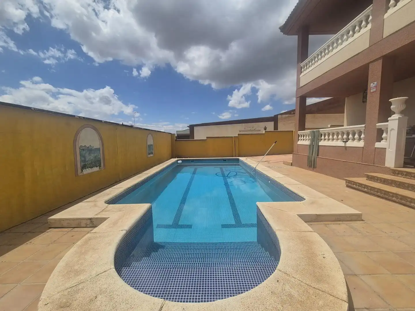 Casa con piscina en venta en Láchar