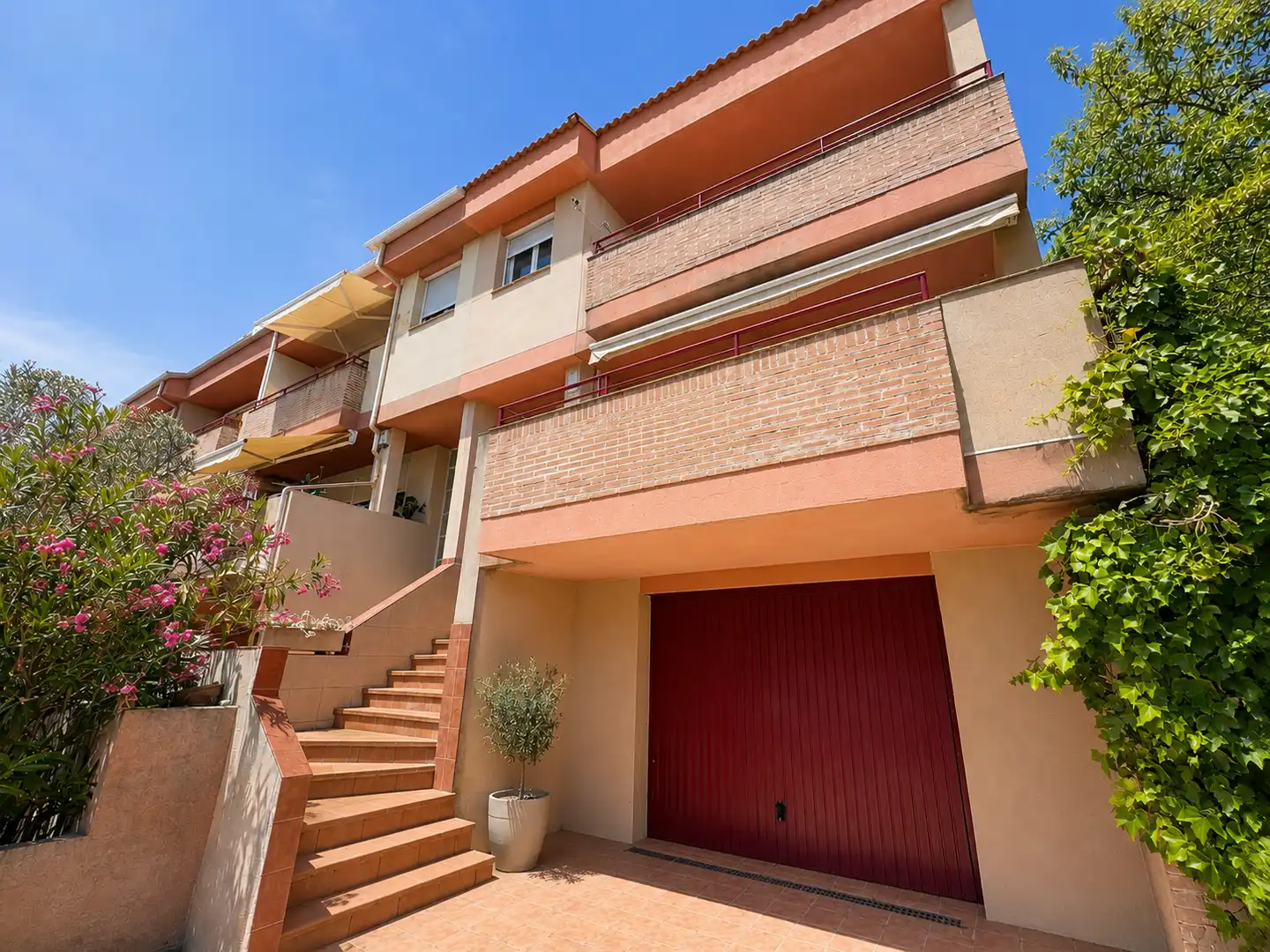 Vista exterior de Casa adosada en venta en Torrelodones con Piscina comunitaria