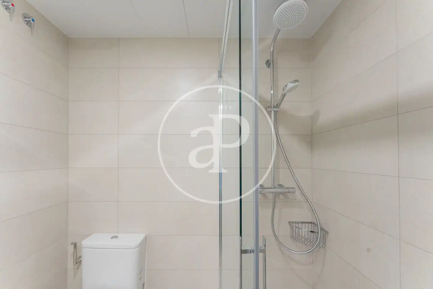 Badezimmer von Wohnung zur Miete in Madrid mit Klimaanlage, Heizung und Privatgarten