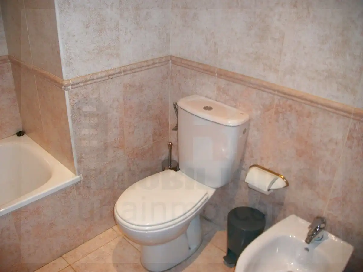 Bany de Apartament de lloguer en Oviedo  amb Calefacció, Parquet i Moblat