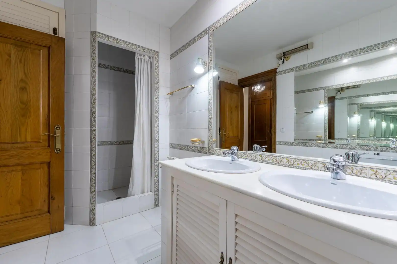 Bany de Casa o xalet en venda en Córdoba amb Aire condicionat, Calefacció i Jardí privat