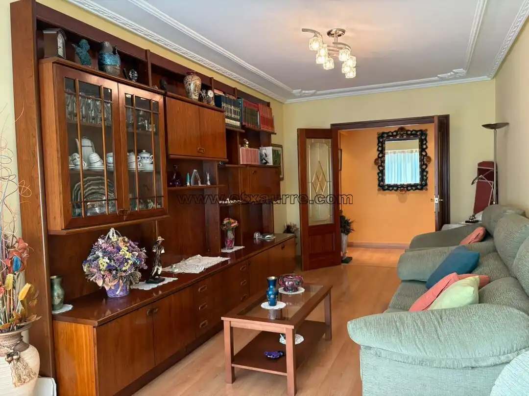 Sala d'estar de Pis en venda en Laudio / Llodio amb Calefacció, Traster i Moblat