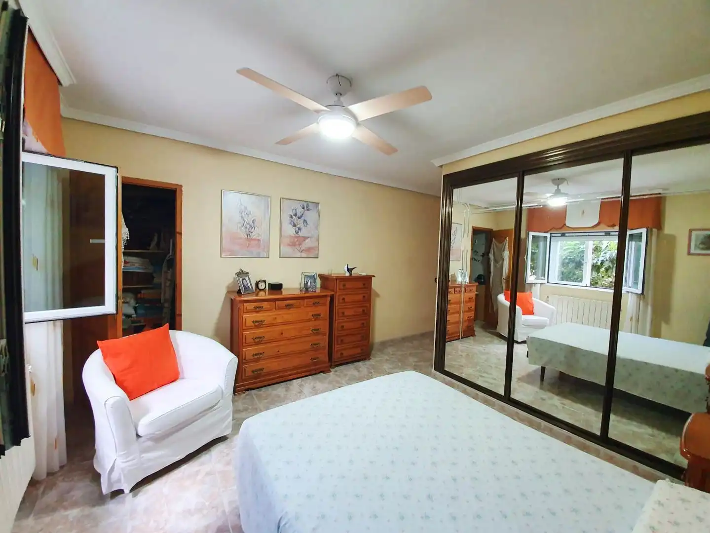 Schlafzimmer von Haus oder Chalet zum Verkauf in Casarrubios del Monte mit Klimaanlage, Heizung und Schwimmbad