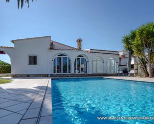 Piscina de Casa o xalet en venda en Empuriabrava amb Aire condicionat, Calefacció i Jardí privat