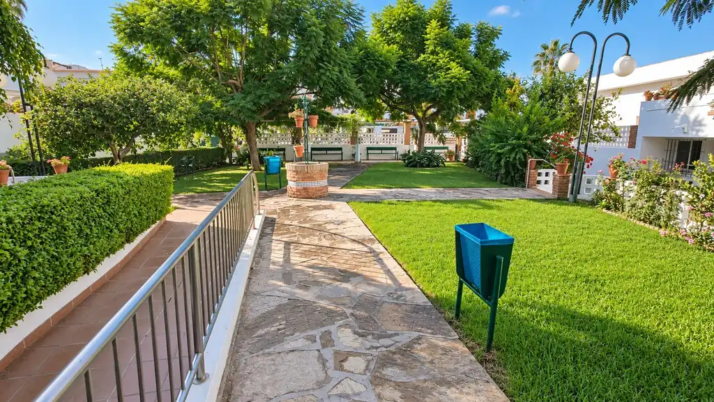 Vista exterior de Casa adosada en venta en Vélez-Málaga con Amueblado