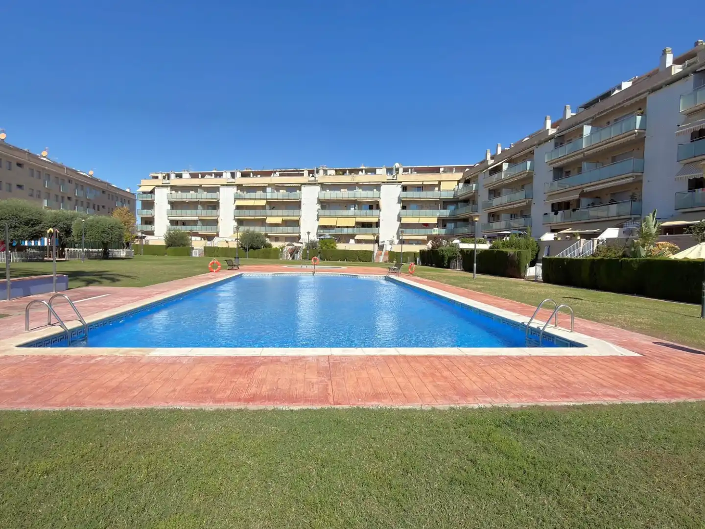 Baixos amb piscina en venda a Les Salines - Pla de Sant Pere