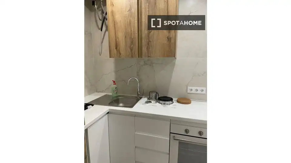 Cuina de Pis de lloguer en Barcelona amb Aire condicionat, Calefacció i Moblat
