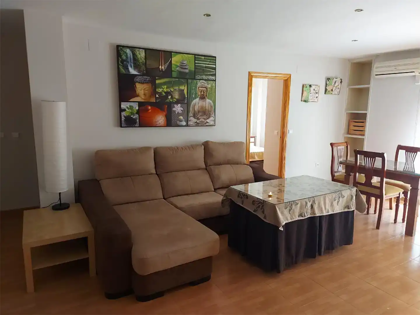 Wohnzimmer von Wohnung zur Miete in Trujillo mit Klimaanlage, Privatgarten und Parkett