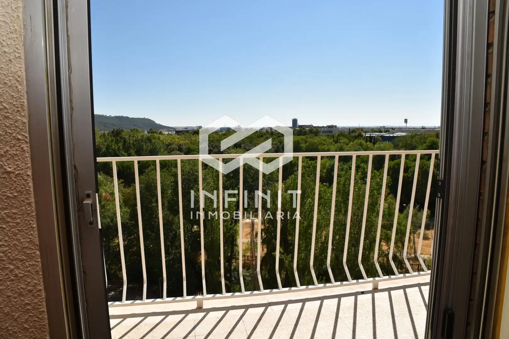 Vista exterior de Pis en venda en Alcalá de Henares amb Aire condicionat, Calefacció i Terrassa
