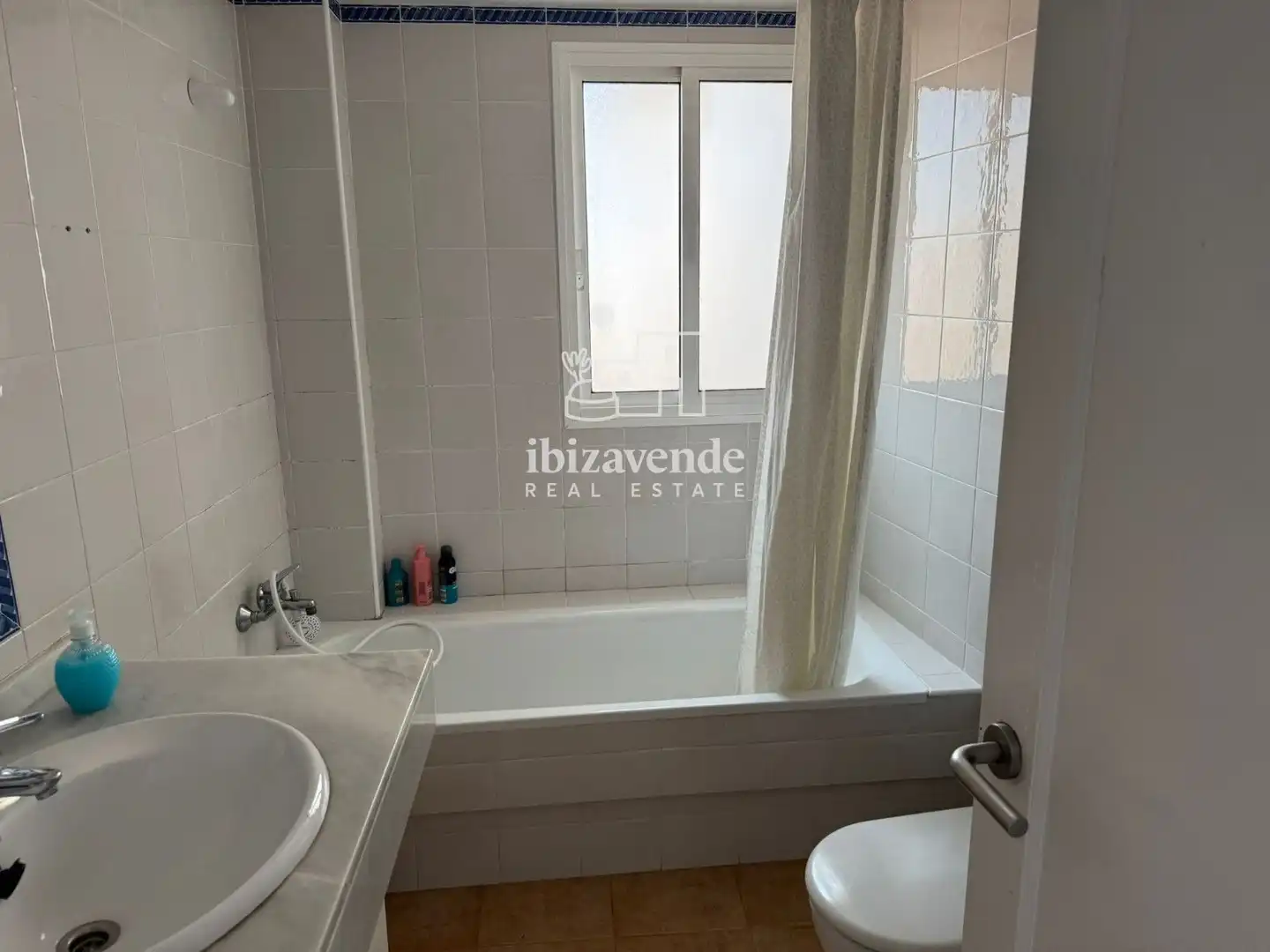 Habitación de Ático de alquiler en Santa Eulària des Riu con Terraza, Piscina y Amueblado