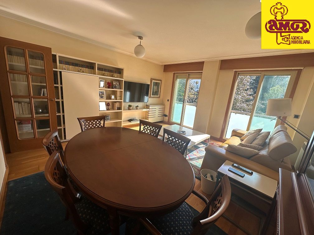 Dining room of Flat for sale in Santiago de Compostela   with Heating, Parquet flooring and Storage room