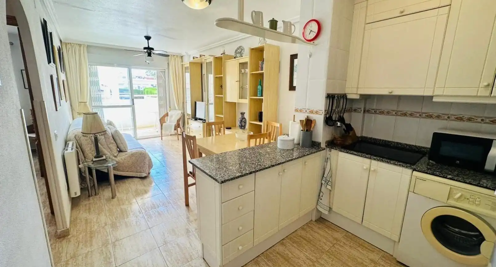 Cuina de Apartament en venda en Torrevieja amb Moblat i Piscina comunitària