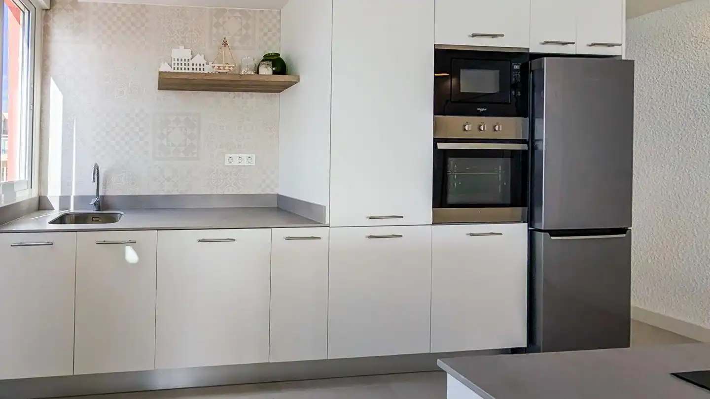 Küche von Wohnung zum Verkauf in Santa Pola mit Klimaanlage und Terrasse