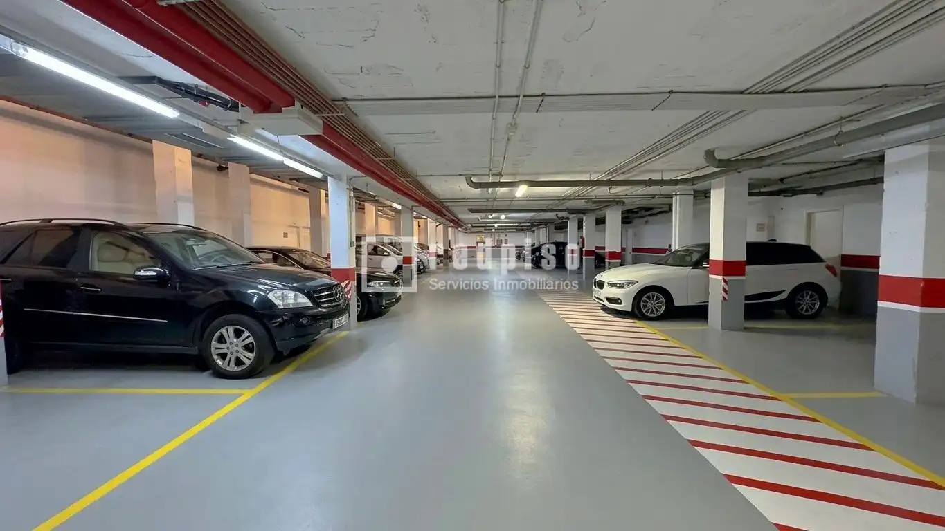 Aparcament de Casa o xalet de lloguer en Málaga amb Aire condicionat, Calefacció i Jardí privat