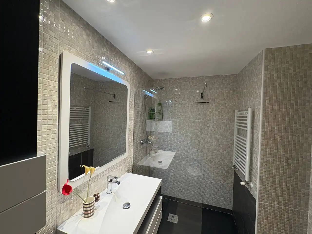 Bathroom of Flat for sale in Parla  with Air Conditioner, Heating and Parquet flooring
