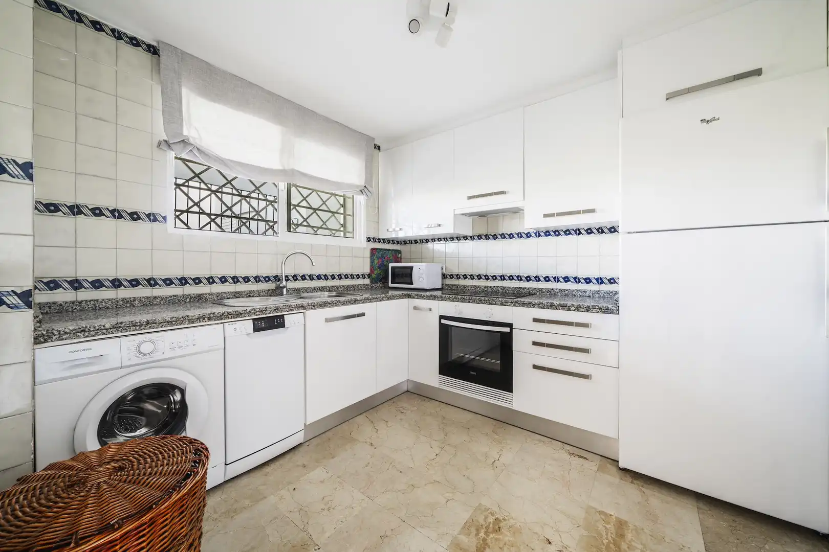 Cuina de Apartament de lloguer en Marbella amb Aire condicionat, Terrassa i Moblat