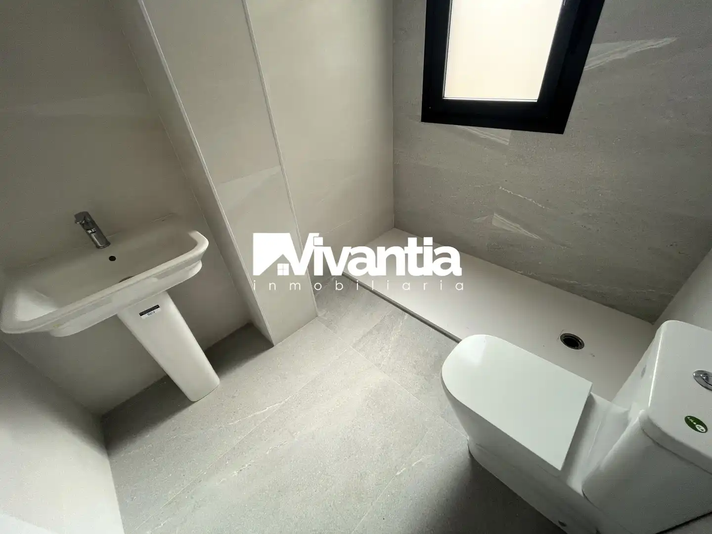 Badezimmer von Wohnung zum Verkauf in Lorca mit Parkett und Balkon