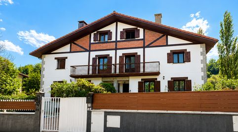 MAGNIFICA VILLA PAREADA CON JARDIN EN ASTEASU DE RECIENTE CONSTRUCCION