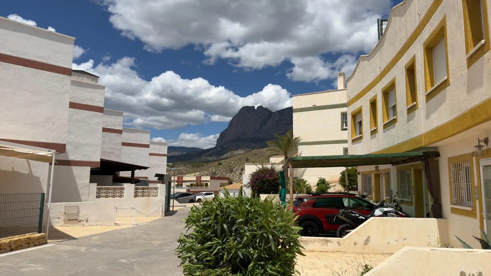 Vista exterior de Casa o xalet de lloguer en Finestrat amb Aire condicionat i Moblat