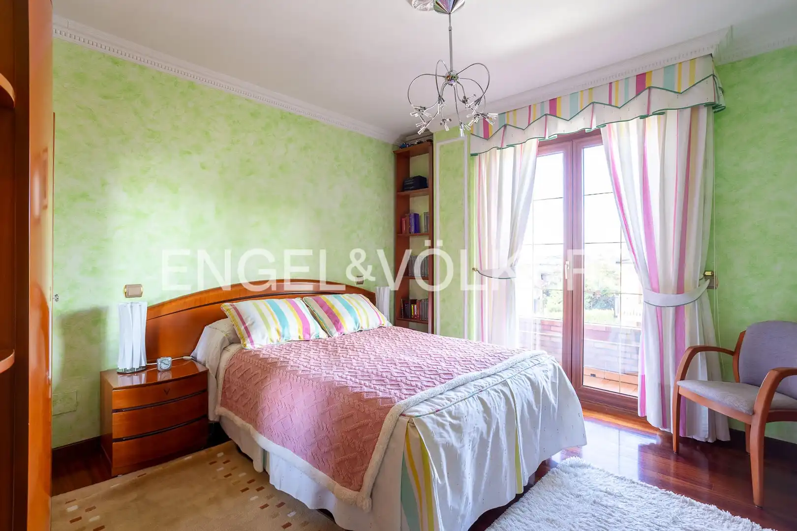 Dormitori de Casa o xalet en venda en Camargo amb Calefacció, Jardí privat i Parquet